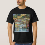 Malcesine på Sjö Garda av Gustav Klimt Tee<br><div class="desc">Malcesine on Sjö Garda (1913) by Gustav Klimt är en vintage Victorian Era Art nouveau bra art symbostlackering. En vacker syn på den italienska staden Malcesine med byggnad och hus kant i hamnen. Bostäderna och båtarna kastar en reflektion i lugnen vatten. Du kan se Castellos murar längst upp i backe...</div>