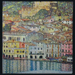 Malcesine på Sjö Garda av Gustav Klimt Tygservett<br><div class="desc">Malcesine on Sjö Garda (1913) by Gustav Klimt är en vintage Victorian Era Art nouveau bra art symbostlackering. En vacker syn på den italienska staden Malcesine med byggnad och hus kant i hamnen. Bostäderna och båtarna kastar en reflektion i lugnen vatten. Du kan se Castellos murar längst upp i backe...</div>