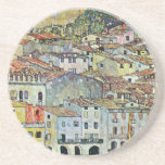 Malcesine på Sjö Garda av Gustav Klimt Underlägg Sandsten<br><div class="desc">Malcesine on Sjö Garda (1913) by Gustav Klimt är en vintage Victorian Era Art nouveau bra art symbostlackering. En vacker syn på den italienska staden Malcesine med byggnad och hus kant i hamnen. Bostäderna och båtarna kastar en reflektion i lugnen vatten. Du kan se Castellos murar längst upp i backe...</div>