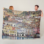 Malcesine vid Sjö Garda, Gustav Klimt Fleecefilt<br><div class="desc">Gustav Klimt (14 juli, 1862 - 6 februari 1918) var en österrikisk symbolmålare och en av de mest framstående medlemmarna i Wien Secession-rörelsen. Klimt noteras för målningar, murar, skisser och andra föremål d'art. Förutom hans verk, som innefattar anklagelser och porträtt, målade han upp landskap. Klimt var bland konstnärer från Wienutträdet...</div>