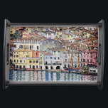 Malcesine vid Sjö Garda, Gustav Klimt Frukostbricka<br><div class="desc">Gustav Klimt (14 juli, 1862 - 6 februari 1918) var en österrikisk symbolmålare och en av de mest framstående medlemmarna i Wien Secession-rörelsen. Klimt noteras för målningar, murar, skisser och andra föremål d'art. Förutom hans verk, som innefattar anklagelser och porträtt, målade han upp landskap. Klimt var bland konstnärer från Wienutträdet...</div>