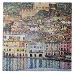 Malcesine vid Sjö Garda, Gustav Klimt Kakelplatta<br><div class="desc">Gustav Klimt (14 juli, 1862 - 6 februari 1918) var en österrikisk symbolmålare och en av de mest framstående medlemmarna i Wien Secession-rörelsen. Klimt noteras för målningar, murar, skisser och andra föremål d'art. Förutom hans verk, som innefattar anklagelser och porträtt, målade han upp landskap. Klimt var bland konstnärer från Wienutträdet...</div>