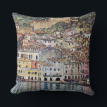 Malcesine vid Sjö Garda, Gustav Klimt Kudde<br><div class="desc">Gustav Klimt (14 juli, 1862 - 6 februari 1918) var en österrikisk symbolmålare och en av de mest framstående medlemmarna i Wien Secession-rörelsen. Klimt noteras för målningar, murar, skisser och andra föremål d'art. Förutom hans verk, som innefattar anklagelser och porträtt, målade han upp landskap. Klimt var bland konstnärer från Wienutträdet...</div>