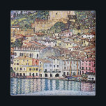 Malcesine vid Sjö Garda, Gustav Klimt Magnet<br><div class="desc">Gustav Klimt (14 juli, 1862 - 6 februari 1918) var en österrikisk symbolmålare och en av de mest framstående medlemmarna i Wien Secession-rörelsen. Klimt noteras för målningar, murar, skisser och andra föremål d'art. Förutom hans verk, som innefattar anklagelser och porträtt, målade han upp landskap. Klimt var bland konstnärer från Wienutträdet...</div>