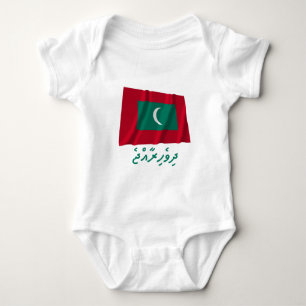 Maldiverna som viftar Flagga med Namn i Dhivehi T Shirt