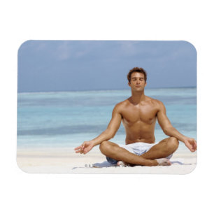 Maldiverna stiligt barn bemannar att meditera i a magnet