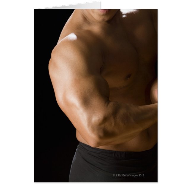 Male bodybuilding der flexing mucles, front view,  hälsningskort (Framsidan)