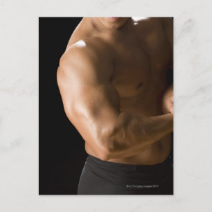 Male bodybuilding der flexing mucles, front view, vykort