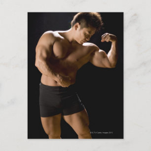 Male bodybuilding der flexing mucles, front view, vykort