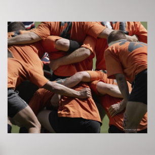 Male rugbyspelare i scrumen, baksida beskådar poster