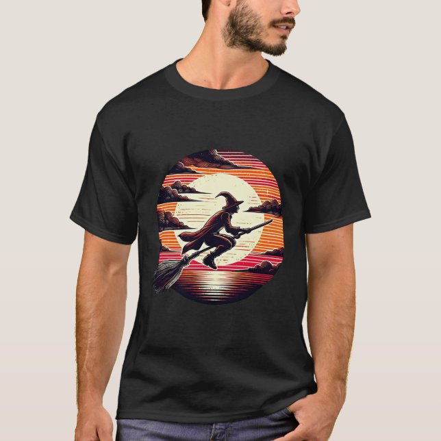 Male Witch ridrum i solnedgång illustration T Shirt (Framsida)