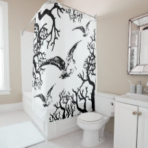 Maliarda skogssnäppa flygande bland grenar