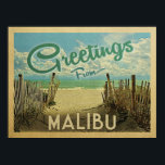Malibu Beach Vintage resor Poster<br><div class="desc">I Hälsning från Malibu-vintagens vykort finns en sandstrand med en vacker turkoshav över vatten och över havet,  ett blå himmel med gigantiska vita moln. I vintage resor stil.</div>