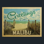 Malibu Beach Vintage resor Poster<br><div class="desc">I Hälsning från Malibu-vintagens vykort finns en sandstrand med en vacker turkoshav över vatten och över havet,  ett blå himmel med gigantiska vita moln. I vintage resor stil.</div>