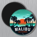 Malibu California Retro Sunset Tropical Souvenirs Magnet<br><div class="desc">Malibu Kaliforniens återstranddesign för semester. Malibu USA Beacher Vintage souvenir för resa till USA-ön. Malibu-strandverk för semesterfirare och backpackers i Kalifornien. Malibu i Förenta staternas retrosouvenir. Utformning för ryggsäckar och resor till Kalifornien. USA: s ö med Vintage souvenir för semesterfirare i havet.</div>