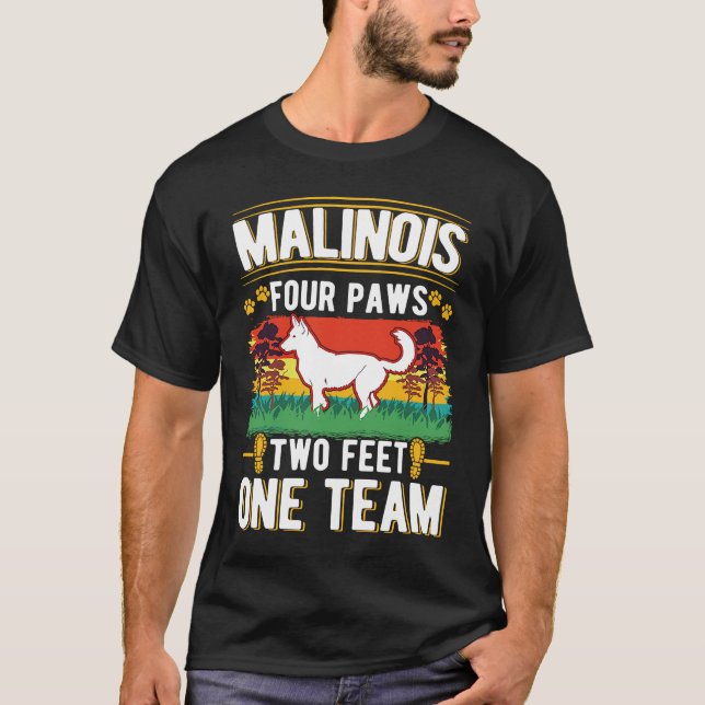 Malinois four paws two feet one team Belgian Malin T Shirt (Framsida)