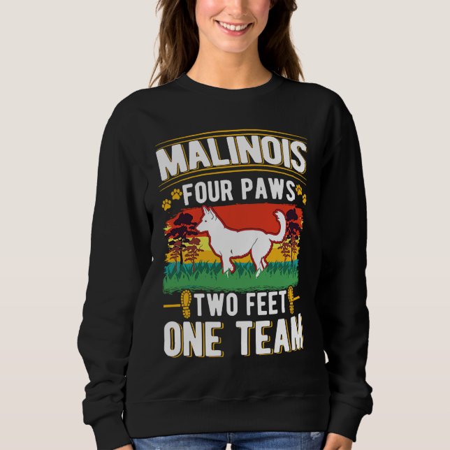 Malinois four paws two feet one team Belgian Malin T Shirt (Framsida)