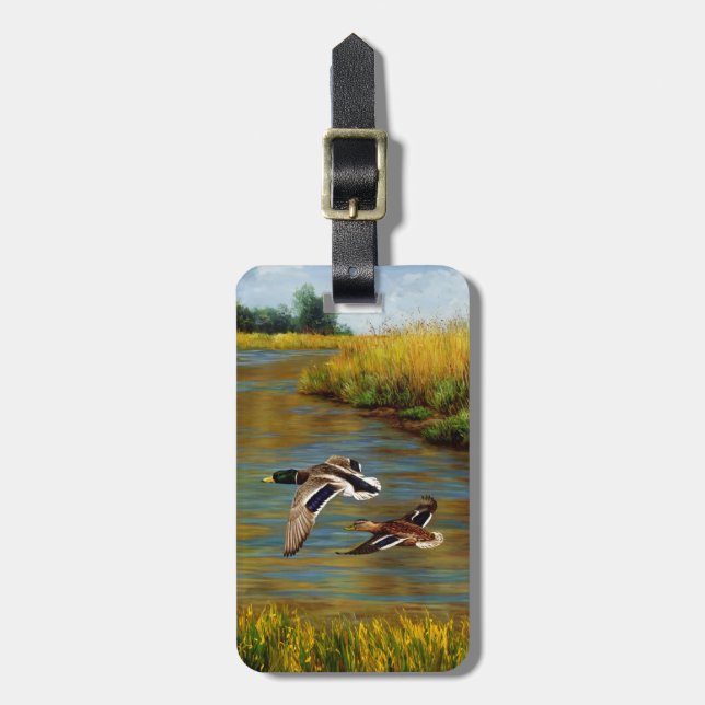 Mallard Anka som flyger över Pond Bagagebricka (Vertikal Framsida)