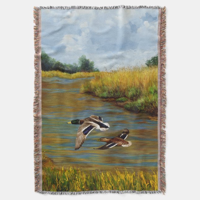 Mallard Anka som flyger över Pond Filt (Framsidan Vertikal)