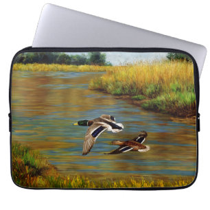 Mallard Anka som flyger över Pond Laptop Fodral