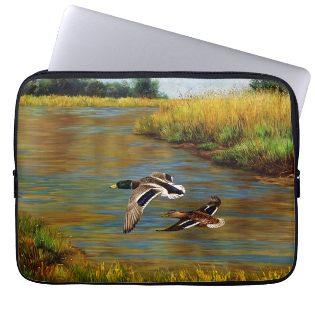 Mallard Anka som flyger över Pond Laptop Fodral (Framsidan)