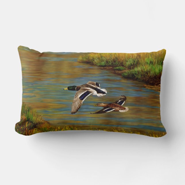 Mallard Anka som flyger över Pond Lumbarkudde (Framsida)