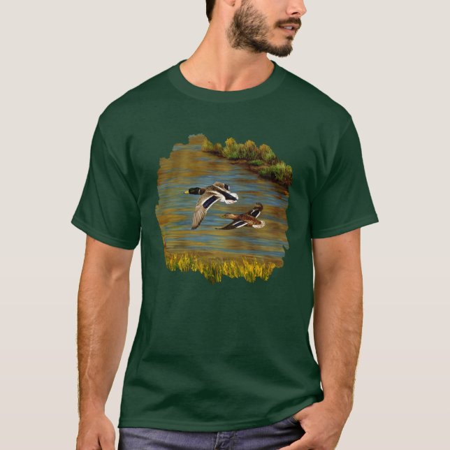 Mallard Anka som flyger över Pond T Shirt (Framsida)