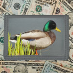 Mallard Anka Wildlife Photo<br><div class="desc">För natur och vilda djur och växter fläkt! Säkra pengar och kredit-kort med den här plånboken som innehåller fotobilden av en grönt,  man på Mallard Anka i närheten av vatten kant. Markera din plånbok färg.</div>