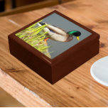 Mallard Anka Wildlife Photo Minnesask<br><div class="desc">För djur och natur älskare! Lagra kryddor,  smycken och andra små keepsaker i den här presentlådan av trä med keramiskt plattor som ger en bild av vilda djur och växter av en grönt,  man på Mallard anka. Markera din presentlåda storlek och färg.</div>