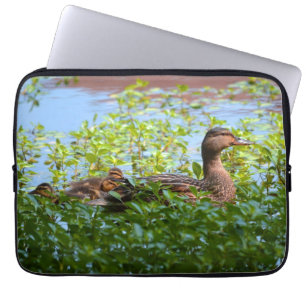 Mallard och Ducklings-Swimming av Shirley Taylor Laptop Sleeve