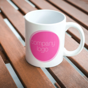 MALLFÖRETAGETS LOGOTYP BRANDADES SÖTENS ROSA KAFFEMUGG