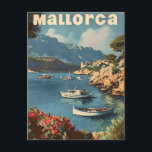Mallorca Coastal Bliss Vintage Postcard Vykort<br><div class="desc">Transport dig själv till Mallorcas sol-torkade kuster med vår Vintage Kustbliss vykort. En pikturesk dyker upp och fångar öns idylliska karm i kusten, försedd med bobbande båtar. Lägg er ned i lugn och ro i det här vintage ögonblicket, där människor baskar sig i varma, skapar minnen mot bakgrund av azure...</div>