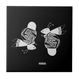 Målning av antika bin bläck kakelplatta