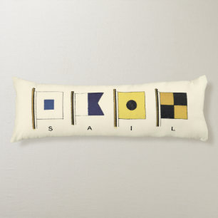 Målning med fyra Flaggor med nedsänkt text under Kroppskudde