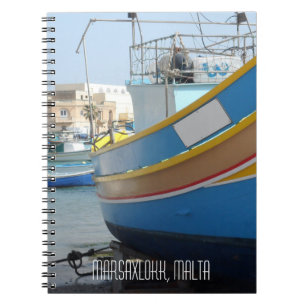Maltas gamla strandade fiskebåtar i Marsaxlokk Anteckningsbok Med Spiral