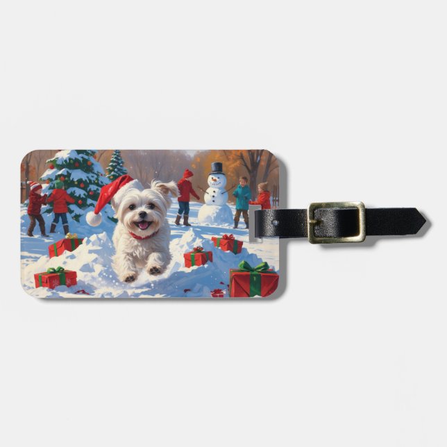Malteserhund springer i snö med julhatt bagagebricka (Horisontell Framsida)