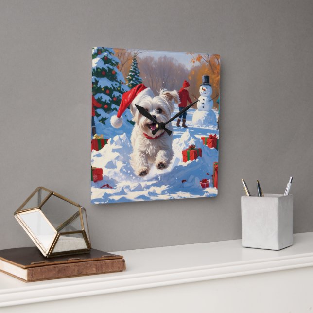 Malteserhund springer i snö med julhatt fyrkantig klocka (Kontor)