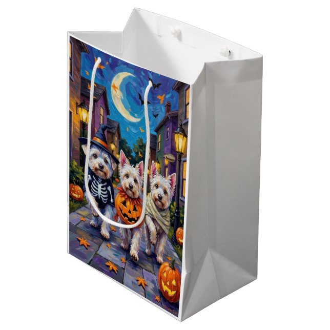 Malteserhundar som går runt på halloweenfirande (Framsidan Vinklad)