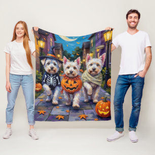 Malteserhundar som går runt på halloweenfirande fleecefilt