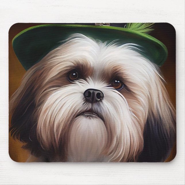 Malti Tzu Hund i St. Patrick Dress Musmatta (Framsidan)