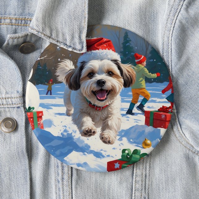 Malti Tzu springar i snö med julhatt Knapp (In Situ)