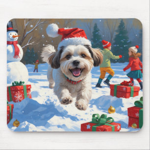 Malti Tzu springar i snö med julhatt Musmatta