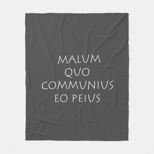 Malum quo commununius eo peius fleecefilt (Framsidan)