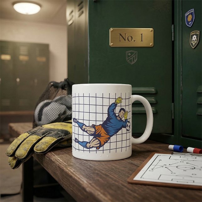 Målvakt i fotboll gör en dykande räddning kaffemugg (Skapare uppladdad)