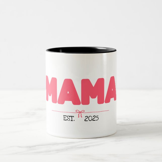 MAMA EST. 2025 – Custom Gifts for Moms Två-Tonad Mugg (Center)