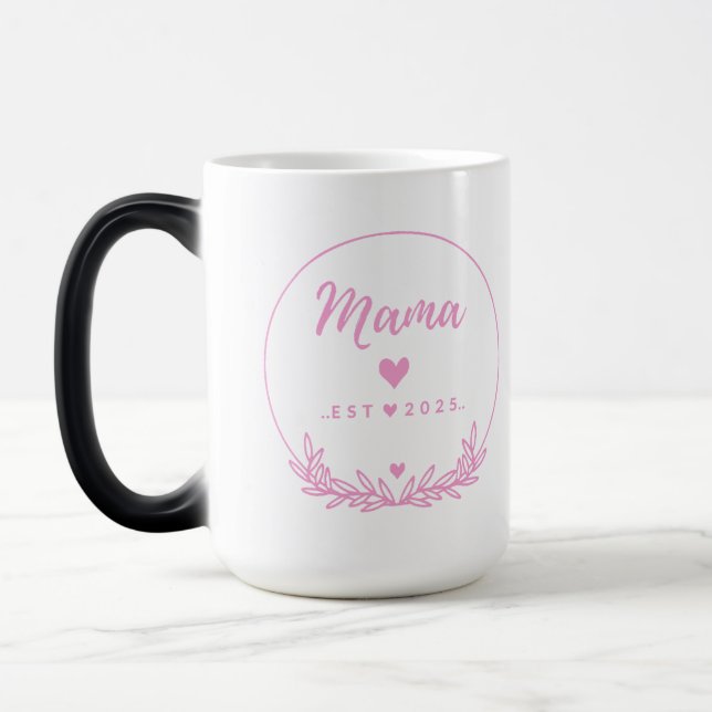 Mama Est.2025 shirt -Mother gift Pink Minimal -  Magisk Mugg (Vänster)
