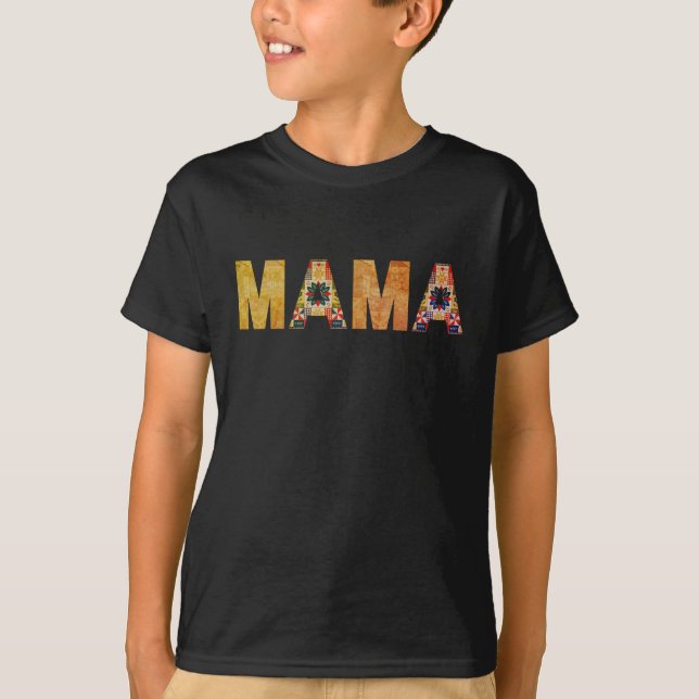 Mama Patchwork Typografi Design T Shirt (Framsida)