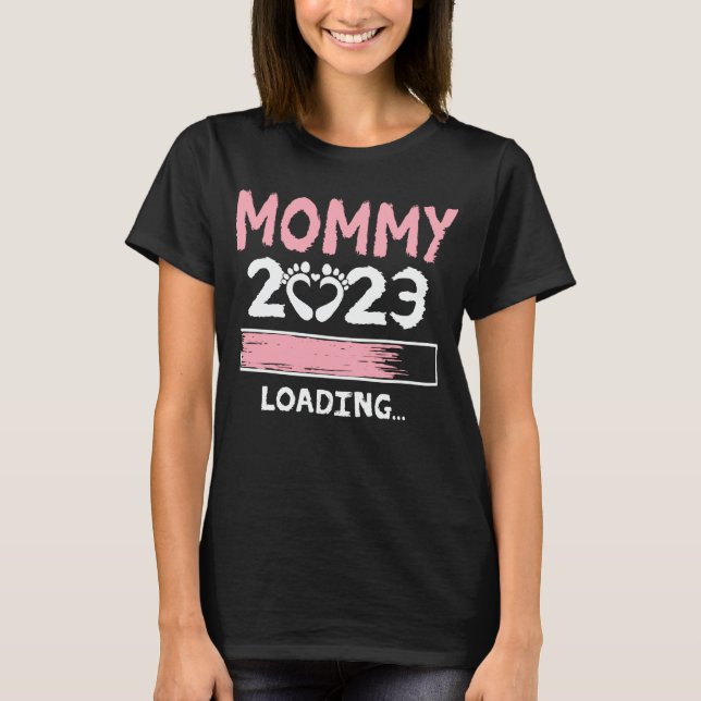 Mamma 2023: Laddar en ny mamma som ska bli T Shirt (Framsida)