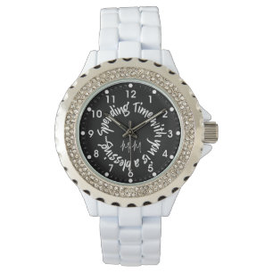 Mamma använder tid med din offert armbandsur