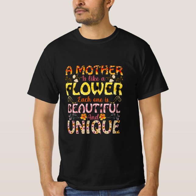 Mamma art A Mor är som en blomma T Shirt (Framsida)